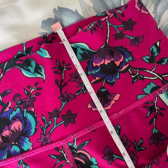 Old Navy Active Fitted High Waisted Fuchsia Floral Pattern Shorts 2.5” Hem, Smal - Picture 3 of 6
